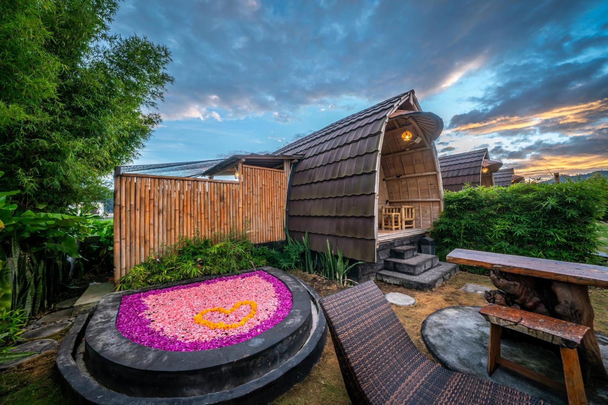 Tegal Bamboo Cottages & Private Hot Spring Baturaja  Exterior foto